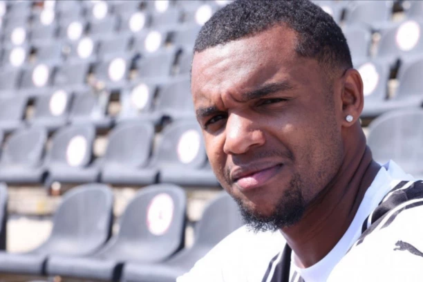 PRED DEBI ZA PARTIZAN GA UJEO PAS, KRIV ZA ISPADANJE IZ EVROPE, A JOŠ I KUKA: Igrač koga grobari ne podnose isprozivao Srbiju!