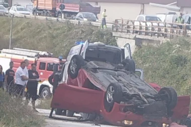 SAOBRAĆAJKA KOD ZLATIBORA: Vozač automobila izgubio kontrolu, zakačio kamion pa se prevrnuo!