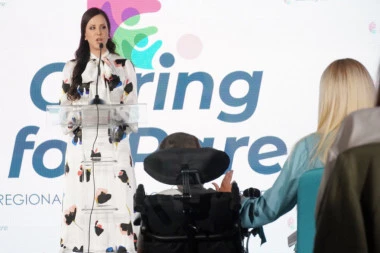 TAMARA VUČIĆ NA SKUPU O UNAPREĐENJU LEČENJA RETKIH BOLESTI: Plan je da godišnje do osmoro dece u Srbiji dobije najskuplji lek na svetu