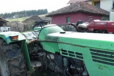 TEŠKA SAOBRAĆAJNA NESREĆA U SELU LIPNICA: Vozač traktora izgubio kontrolu nad vozilom pa se prevrnuo - hitno primljen u bolnicu!