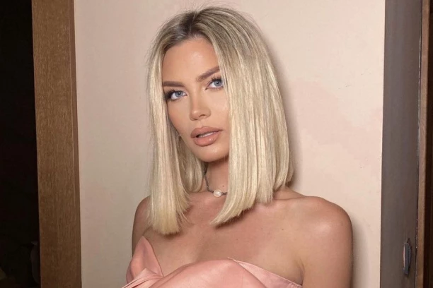 "MOJA ŠLJIVA RODILA" Milica pavlović objavila nikad viđene fotografije sa imanja u rodnom selu, zaliva i brine o svemu (FOTO)