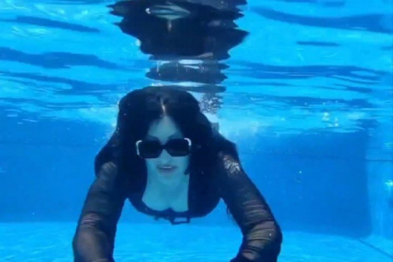 Dragana Mirković roni obučena