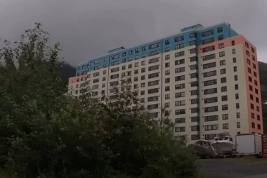 SVI STANOVNICI ŽIVE U ISTOM ULAZU! Ovo je jedini grad-zgrada na svetu! Do njega se dolazi JEZIVIM TUNELOM, a kad padne kiša dešava se užasna stvar