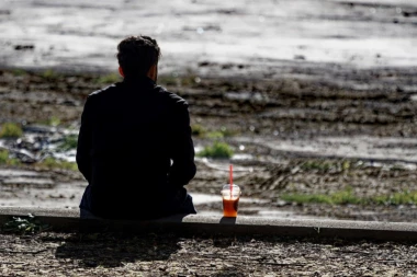 STRANAC DAO BESKUĆNIKU 11.000 DINARA: Ovaj otišao do diskonta pića, pa izašao sa dve PUNE KESE, ali ono što je bilo u njima ŠOKIRALO JE CEO GRAD