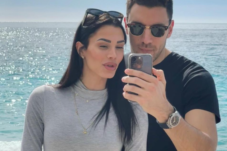 Vlada sa suprugom na moru