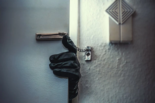 OBIO MI JE STAN I TRAŽIO BROJ! Devojka tvrdi da je muškarac na Altini proganja, reakcija policije razbesnela sve!