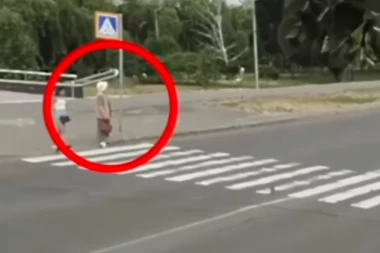 STARICA JE POKUŠAVALA DA PREĐE ULICU NA PEŠAČKOM PRELAZU: Niko nije hteo da joj stane, kola su prolazila u punoj brzini a onda je potez jednog bajkera raznežio javnost ( FOTO+VIDEO)