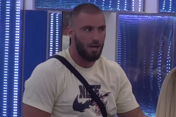 NIKAD JAČI UDAR NA MENSURA AJDARPAŠIĆA! Zadrugar ponižen uživo u programu, ovakve uvrede se ne pamte!
