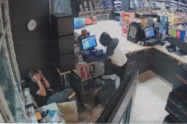 NAORUŽANI I MASKIRANI OPLJAČKALI PUMPU U MOSTARU! Pogledajte snimak filmske krađe! (VIDEO)