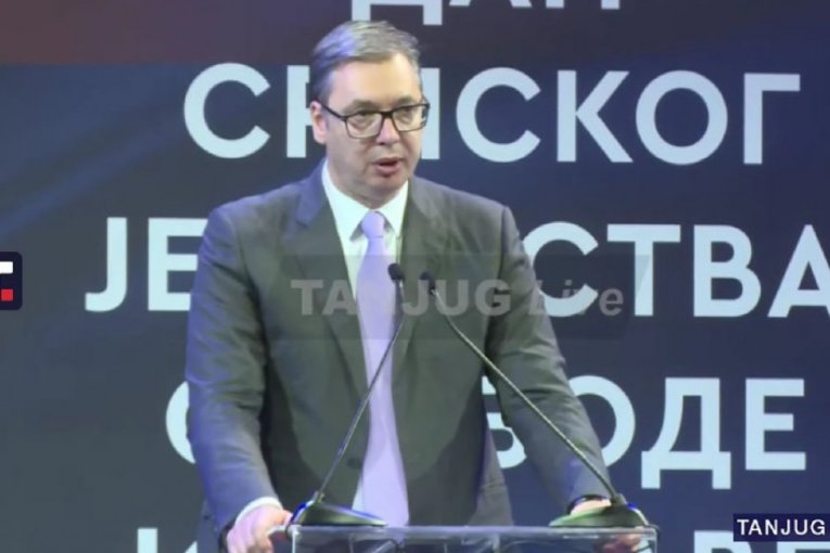 "Možemo da živimo u 1000 zemalja, ali imamo jednu zastavu i svoje ime! Vučić pozdravljen ovacijama na proslavi Dana srpskog jedinstva, slobode i nacionalne zastave!