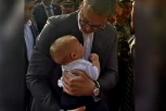 EMOTIVNA PORUKA PREDSEDNIKA VUČIĆA! "Kad ovakvog anđela držite u rukama, onda svaka vaša borba ima smisao"! (FOTO)