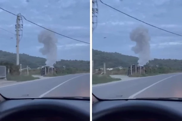 PRVI SNIMCI NAKON EKSPLOZIJE U LEŠTANIMA: Iz fabrike za proizvodnju raketnog goriva kuljao oblak dima, paljevina se oseća na sve strane (VIDEO)