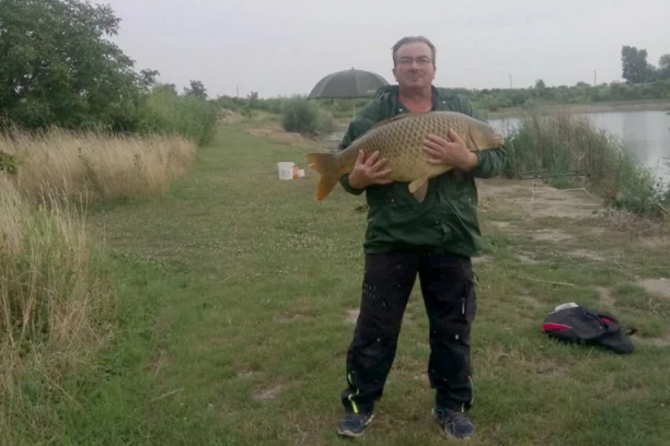 ISKASAPIO OCA NA KOMADE I DELOVE TELA RAZBACAO PO ŠUMI! Marko u bekstvu, a evo šta je sa majkom UBICOM i sestrom!
