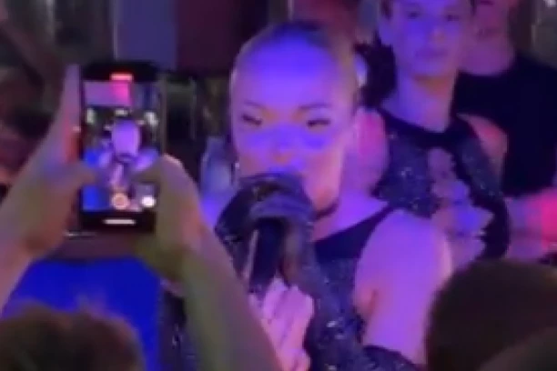 DŽEHVA PRETI ŠAMARIMA: Isplivao šok snimak iz kluba, zbog muškaraca odmah PREKINULA NASTUP! (VIDEO)