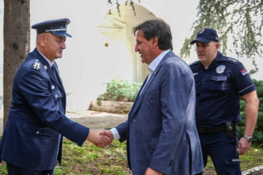 POŽRTVOVANOST NAŠE POLICIJE ČINI ŽIVOT GRAĐANA SIGURNIJIM: Ministar Gašić obišao policijsku stanicu u Beloj Crkvi