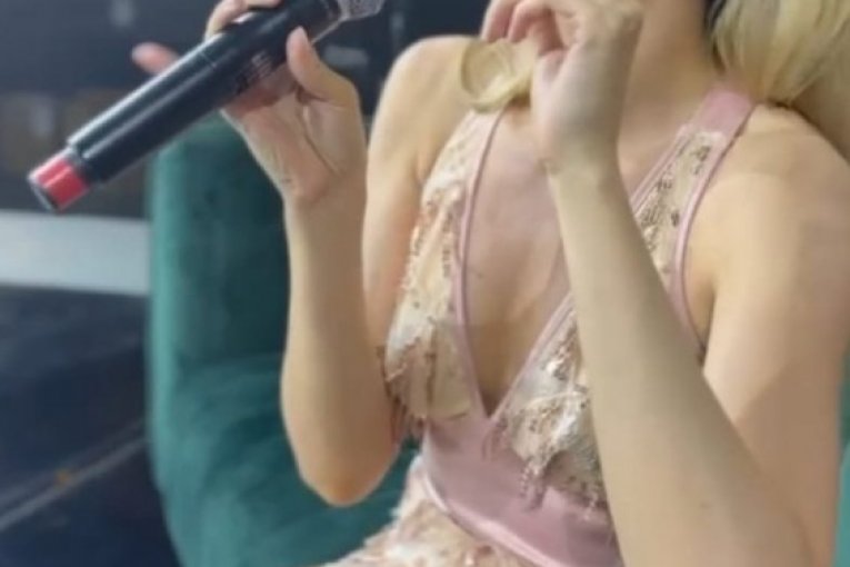 Rada Manojlović plače