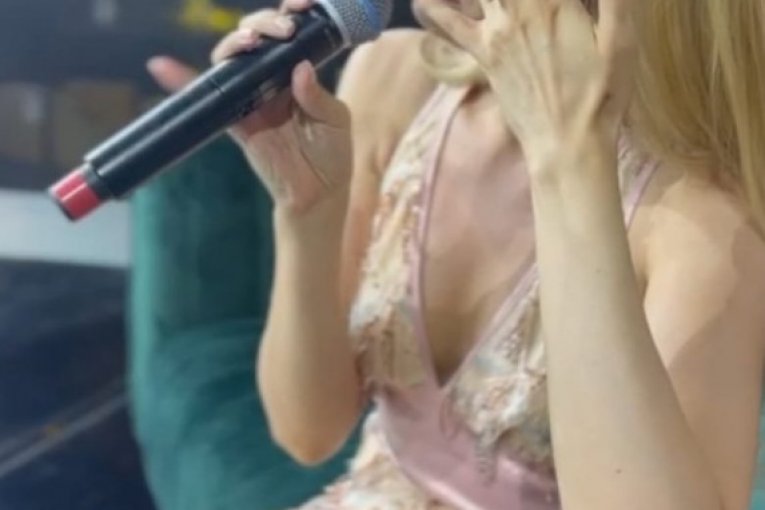 Rada Manojlović plače