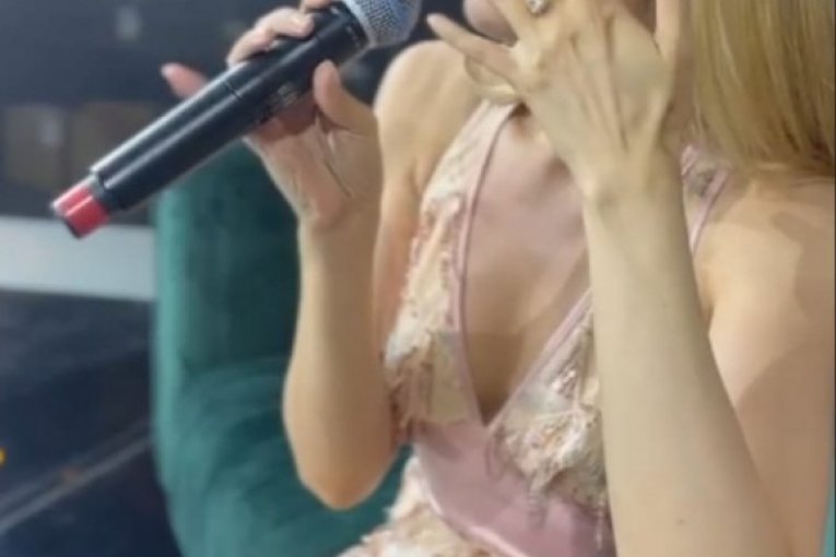 Rada Manojlović plače