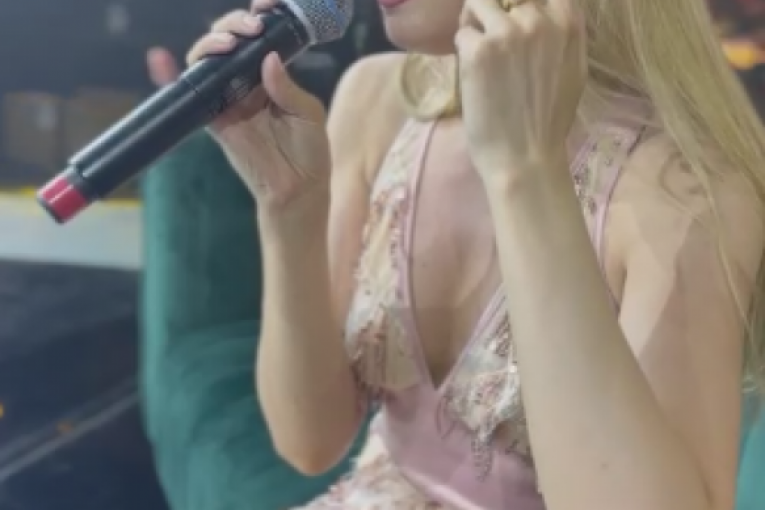 Rada Manojlović plače