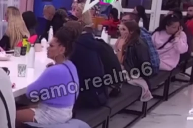 OVAJ SNIMAK NISTE MOGLI DA VIDITE! Pogledajte nasrtaj Bojane Pavlović na Božu Džonsa! (VIDEO)