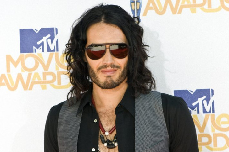 Glumac Rasel Brend pozira