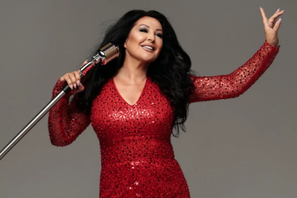 Nikad viđeno na ovim prostorima: Dragana sa bilbora šalje poruku ljubavi obožavaocima! (VIDEO)