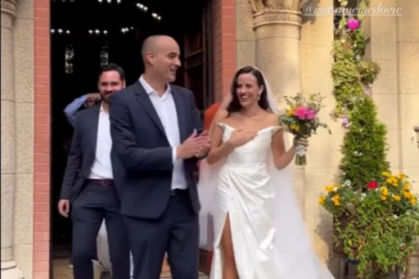 OVO JE BIVŠA SUPRUGA JOVANA MEMEDOVIĆA: Stigla na bajkovito venčanje ćerke, isplivao snimak PRVOG PLESA! (FOTO)