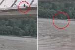 UZNEMIRUJUĆE! MUŠKARAC SKOČIO SA MOSTA SLOBODE U NOVOM SADU! Posle pregovora sa policijom pokušao da se UBIJE, pa odbio da uđe u čamac za spasavanje! (VIDEO)