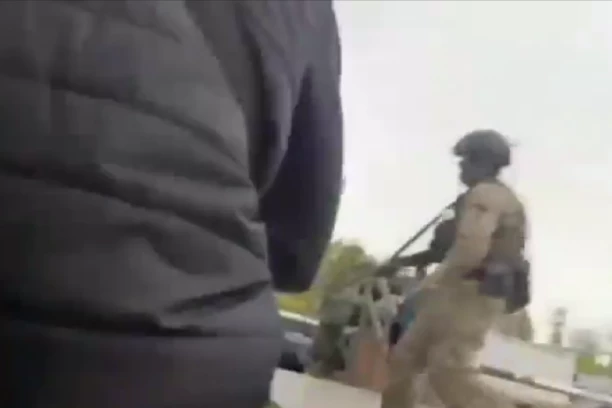 HAOS U RUSIJI! Privatno obezbeđenje upalo u prostorije naftne kompanije, pobacali ljude na pod, ČUJU SE I PUCNJI! (VIDEO)