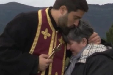 "MAJKO, NE PLAČI! NEKA PLAČU RODITELJI ONIH KOJI SU IH UBILI": Potresne reči sveštenika na grobu vojnika stradalog na KiM (VIDEO)