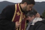 "MAJKO, NE PLAČI! NEKA PLAČU RODITELJI ONIH KOJI SU IH UBILI": Potresne reči sveštenika na grobu vojnika stradalog na KiM (VIDEO)