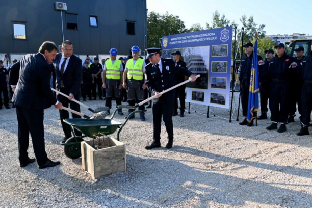 SEKTOR ZA VANREDNE SITUACIJE DOBIJA NOVU ZGRADU U BEOGRADU: Gašić položio kamen temeljac (FOTO)
