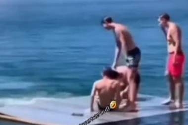 DEČACI SU PLIVALI I SKAKALI U VODU, KADA JE IZ NJE IZRONILO STVORENJE KOJE SE POPELO NA SPLAV: Svi do jednog su poskakali, ali životinja ih je u stopu pratila! (FOTO+VIDEO)