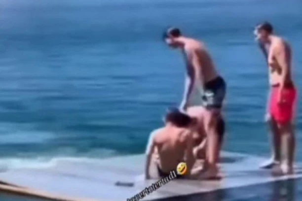 DEČACI SU PLIVALI I SKAKALI U VODU, KADA JE IZ NJE IZRONILO STVORENJE KOJE SE POPELO NA SPLAV: Svi do jednog su poskakali, ali životinja ih je u stopu pratila! (FOTO+VIDEO)