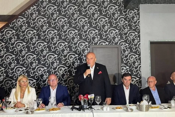 PALMA PREUZEO I ULOGU MATIČARA! Dvoje mladih iz Srbije reklo "da" na letovanju u Grčkoj: O ovoj prosidbi će se dugo pričati