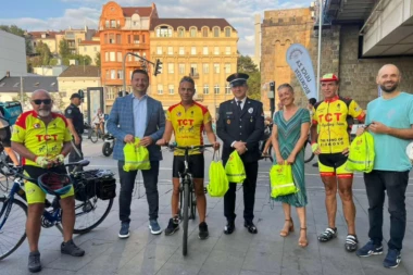 TREĆINA BICIKLISTA STRADA NOĆU ZBOG SMANJENE VIDLJIVOSTI! Načelnik saobraćajne policije podelio opremu i najavio pojačanu kontrolu! (FOTO)