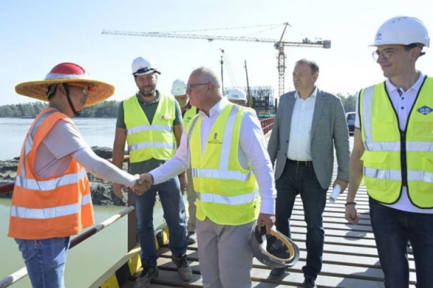 "SRBIJA SE SAOBRAĆAJNO POVEZUJE": Vesić obišao radove na mostu preko Dunava u okviru Fruškogorskog koridora (FOTO)