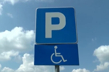 NE ČUVAJTE PARKING MESTO STOLICAMA, KOFAMA...MOŽETE "POPITI" KAZNU! Pravila parkiranja u Srbiji: Gde je dozvoljeno, a gde zabranjeno