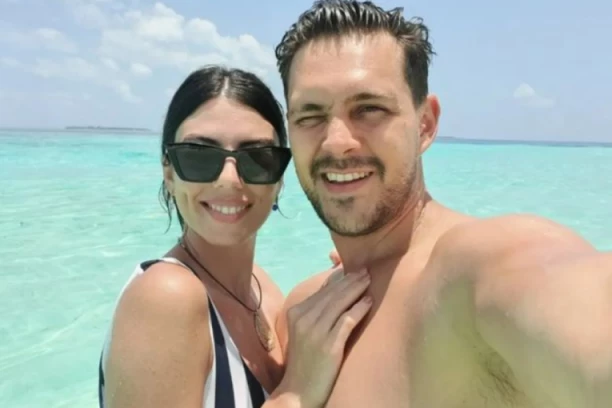 SKINULA SE BIKOVIĆEVA ŽENA! Ivana pokazala ZANOSNU figuru u ZEBRASTOM BIKINIJU! (FOTO)