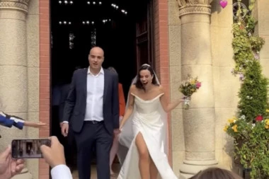 BIVŠA ŽENA JOVANA MEMEDOVIĆA ZABLISTALA NA VENČANJU NJIHOVE ĆERKE: Izgleda kao da ima 20 godina, svi se pitaju kako je mogao da pusti takvu lepoticu (FOTO)