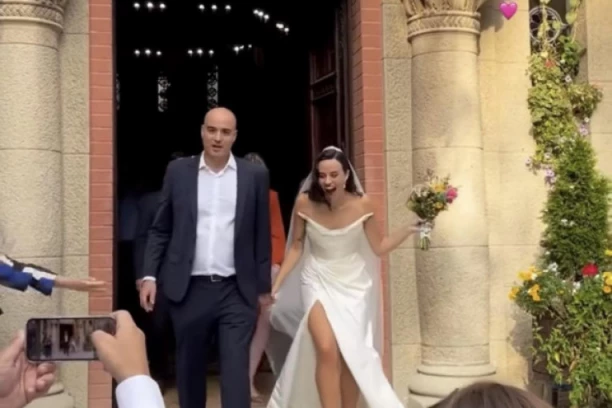 BIVŠA ŽENA JOVANA MEMEDOVIĆA ZABLISTALA NA VENČANJU NJIHOVE ĆERKE: Izgleda kao da ima 20 godina, svi se pitaju kako je mogao da pusti takvu lepoticu (FOTO)