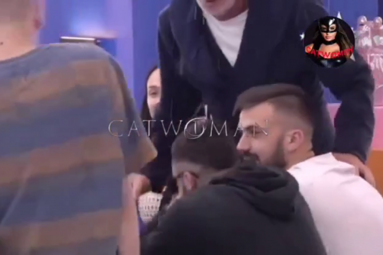 Lepi Mića pljuje Uroša Stanića Elita Zadruga 7