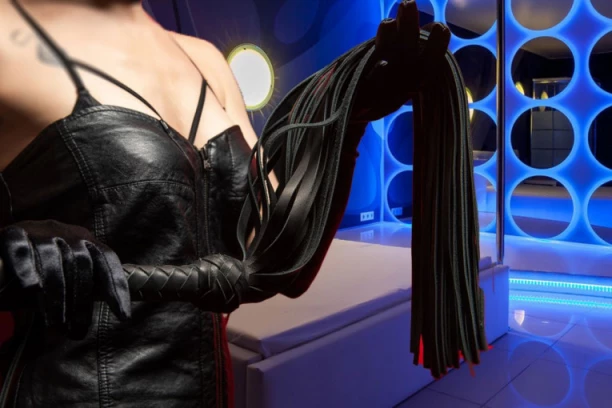 MUŠKARAC SILOVAO PROSTITUTKU! Držao ženu ZAKLJUČANU u stanu, tukao je i zlostavljao, uznemirujući snimak otkrio HOROR!