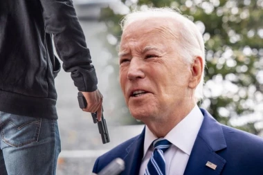 DRAMA! Muškarac sa PIŠTOLJEM ispred porodične kuće Bajdena! (FOTO)