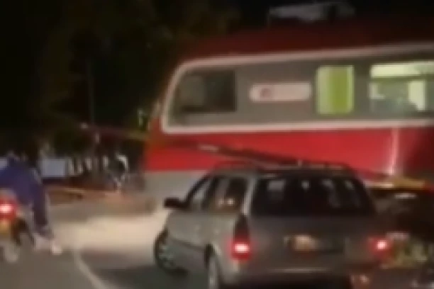 DRAMA NA PRUZI! Kolima blokirao rampu, voz projurio! (VIDEO)