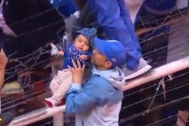UŽASNE SCENE NA STADIONU! Bebu izvlačili kroz žičanu ogradu! Žestok OBRAČUN huligana i policije! (VIDEO)