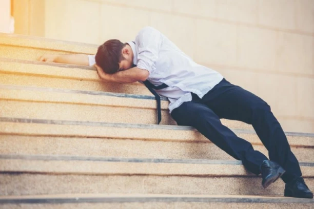 ZAR U OVOJ ZEMLJI TO DA SE DESI? Konzumacija droge i alkohola na radnom mestu povećana 107 ODSTO!