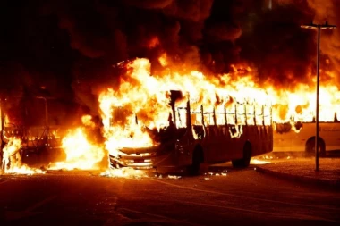 DRAMA KOD STARE PAZOVE! Autobus izgoreo, ogromna buktinja na vozilu! (FOTO, VIDEO)
