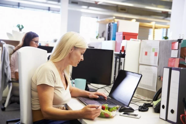 PET "KANCELARIJSKIH JELA" UNIŠTAVA ZUBE: Izbegavajte ih u širokom luku jer ubrzavaju stvaranje karijesa