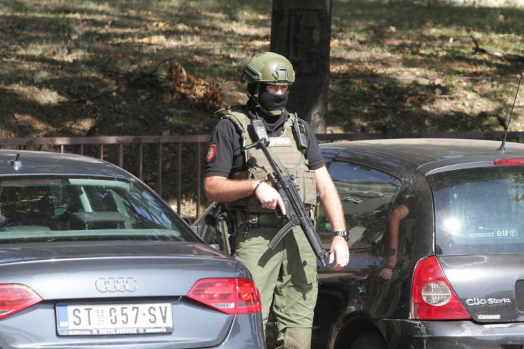 Jake policijske snage ispred Spacijalnog suda